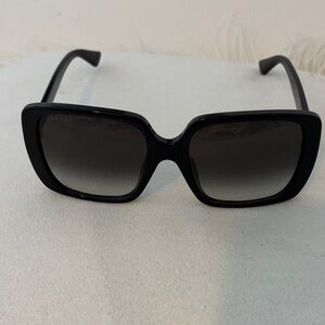 Gucci Elegant Black Oversized Sunglasses